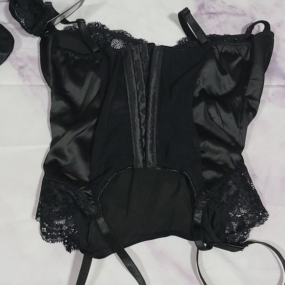 Frederick's Tulip Cup Corset with Panties - Picture 5 of 7